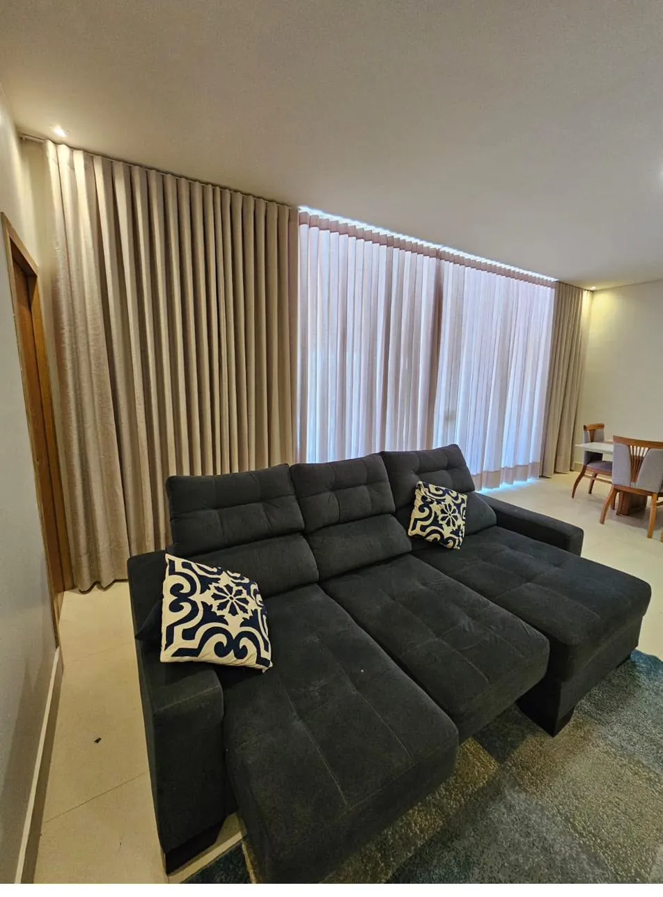 Sala de estar com cortinas wave em linho e voil